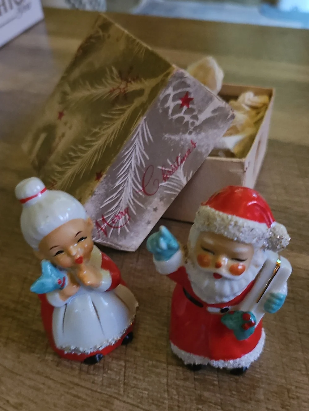 Vintage Ceramic Santa & Mrs. Claus Shakers Set Spaghetti Trim